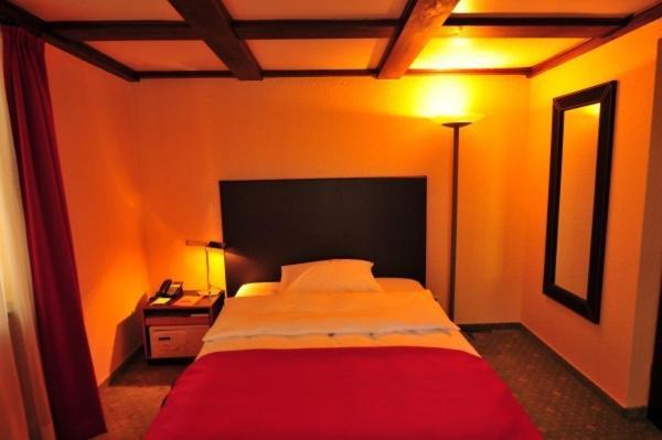 Hotel Am Ruhrufer Business & Golf Muelheim an der Ruhr Room photo