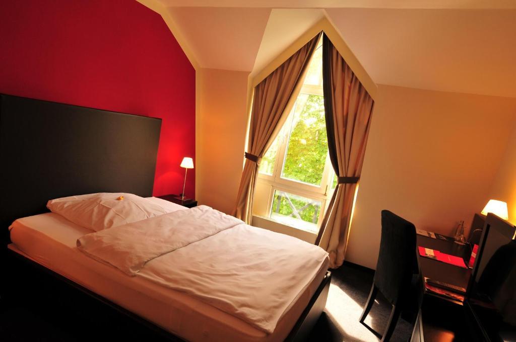 Hotel Am Ruhrufer Business & Golf Muelheim an der Ruhr Room photo